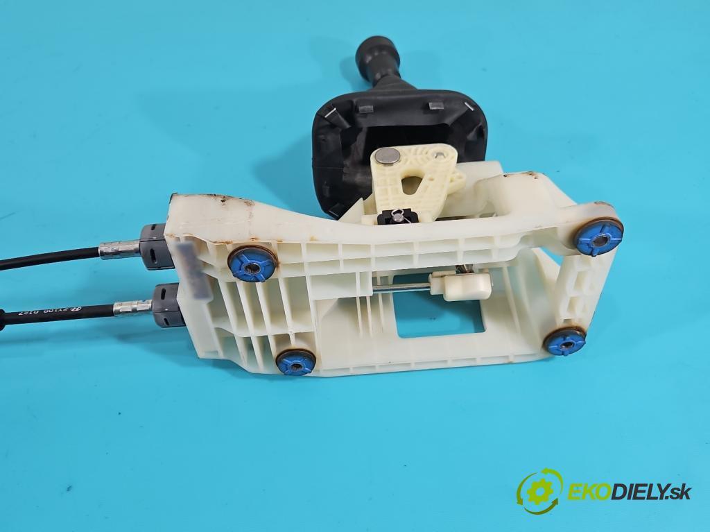 Hyundai Ix35 2.0 16V 163 HP manual 120 kW 1980 cm3 5- Páka: Změny: stupeň,rýchlosť 437002S100 (Rýchlostná páka (kulisa))