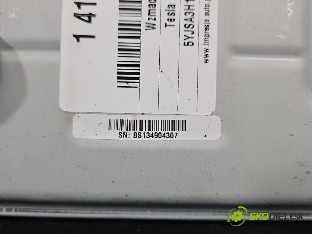 Tesla Model S 0.0b: 367hp automatic 270 kW  5- Zesilovač: 1000350-001-09 (Zesilovače)