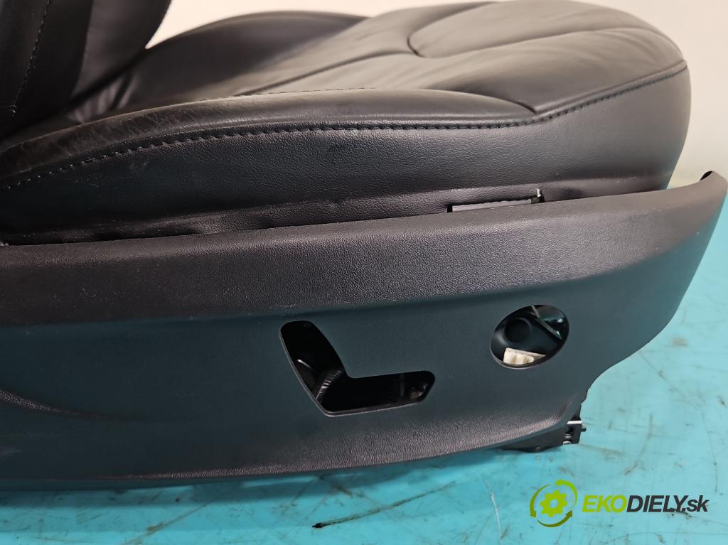 Tesla Model S 0.0b: 367hp automatic 270 kW  5- Sedačka pravý  (Sedačky, sedadlá)