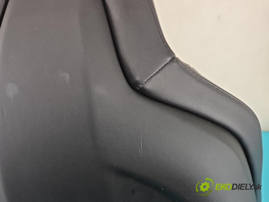 Tesla Model S 0.0b: 367hp automatic 270 kW  5- Sedačka pravý  (Sedačky, sedadlá)