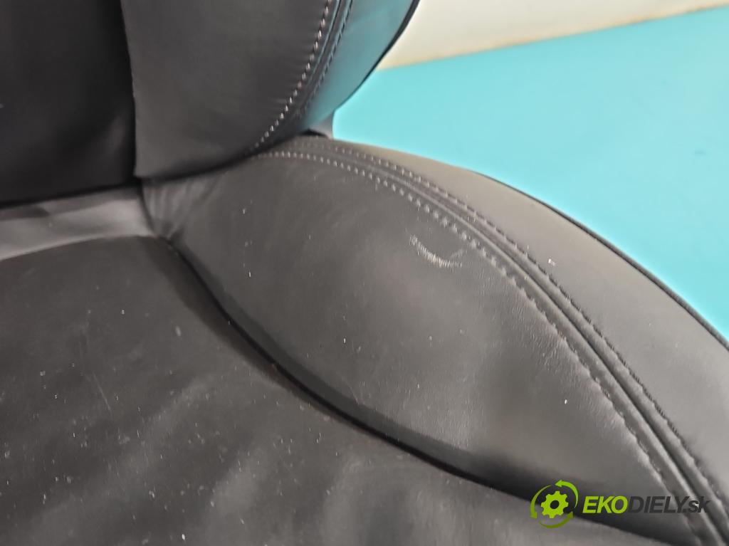 Tesla Model S 0.0b: 367hp automatic 270 kW  5- Sedačka pravý  (Sedačky, sedadlá)