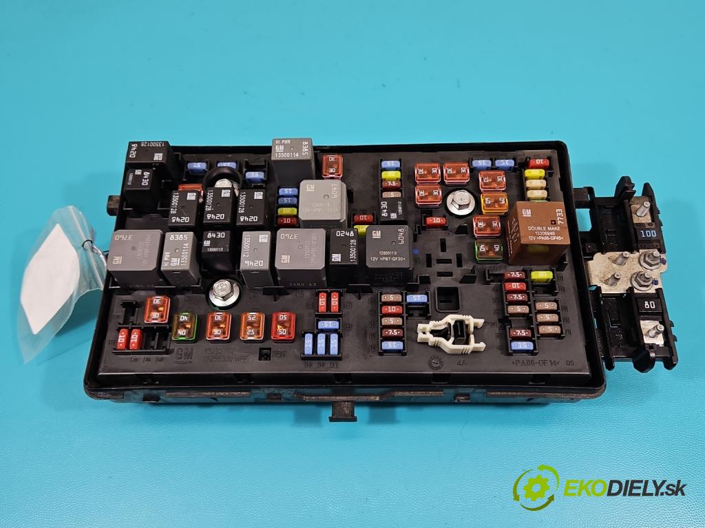 Opel Insignia A 2008-2017 1.6 T 179KM manual 132 kW 1598 cm3 4- skříňka pojistková 13345493 (Pojistkové skříňky)