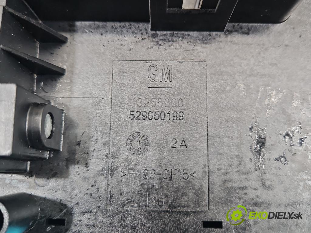 Opel Insignia A 2008-2017 1.6 T 179KM manual 132 kW 1598 cm3 4- skříňka pojistková 13345493 (Pojistkové skříňky)