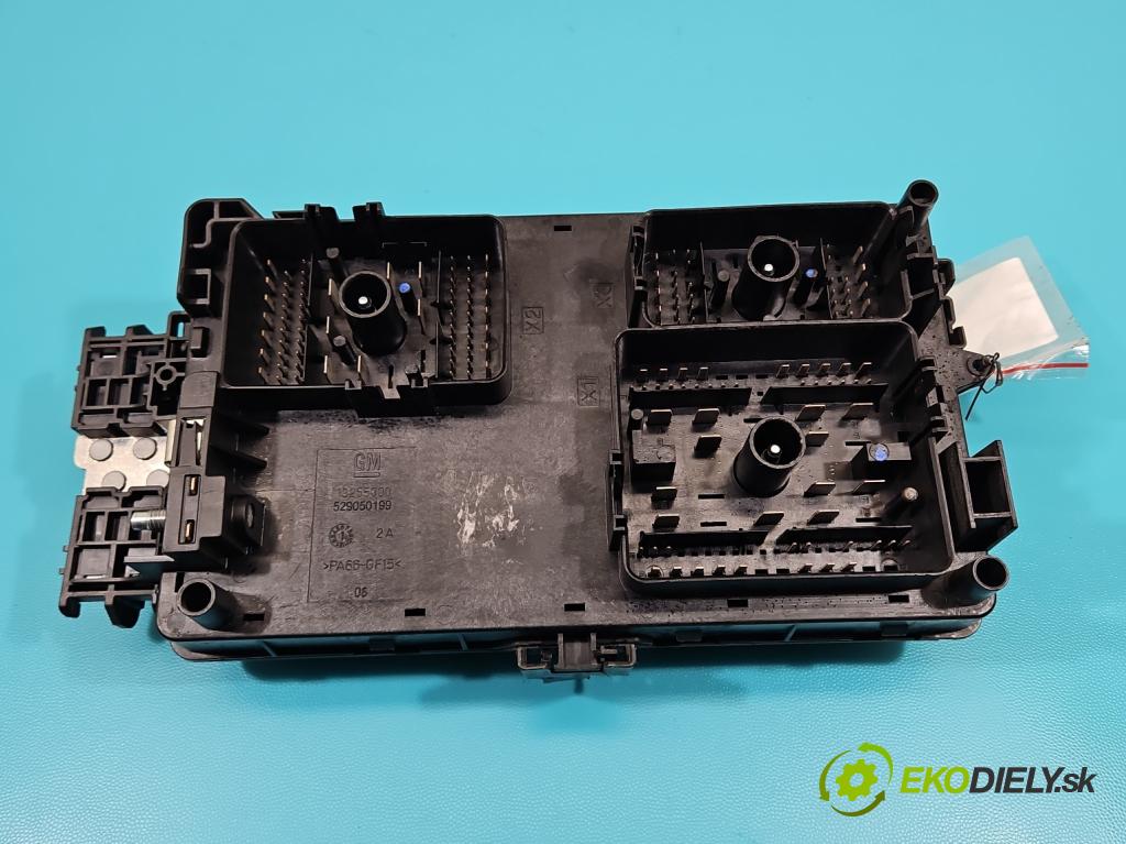 Opel Insignia A 2008-2017 1.6 T 179KM manual 132 kW 1598 cm3 4- skříňka pojistková 13345493 (Pojistkové skříňky)