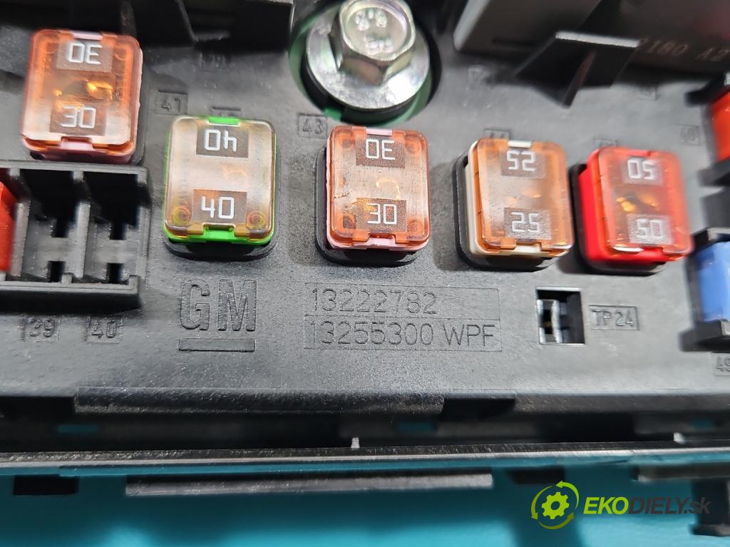 Opel Insignia A 2008-2017 1.6 T 179KM manual 132 kW 1598 cm3 4- skříňka pojistková 13345493 (Pojistkové skříňky)