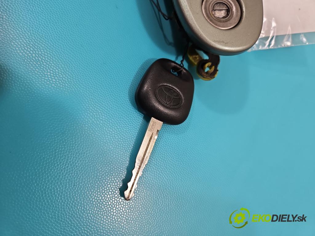 Toyota Yaris I 1999-2005 1.0 VVTI 65 HP manual 48 kW 998 cm3 3- rukoväť predné ľavé mimo:  (Vonkajšie predné ľavé)