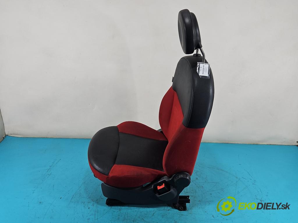 Fiat 500 2007-2020 1.2 8V 69KM manual 51 kW 1242 cm3 3- Sedačka pravý  (Sedačky, sedadlá)