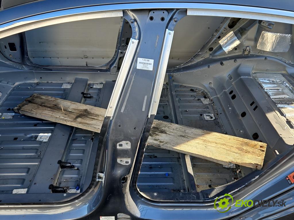 Tesla Model S 0.0b: 367hp automatic 270 kW  5- práh levý  (Ostatní)