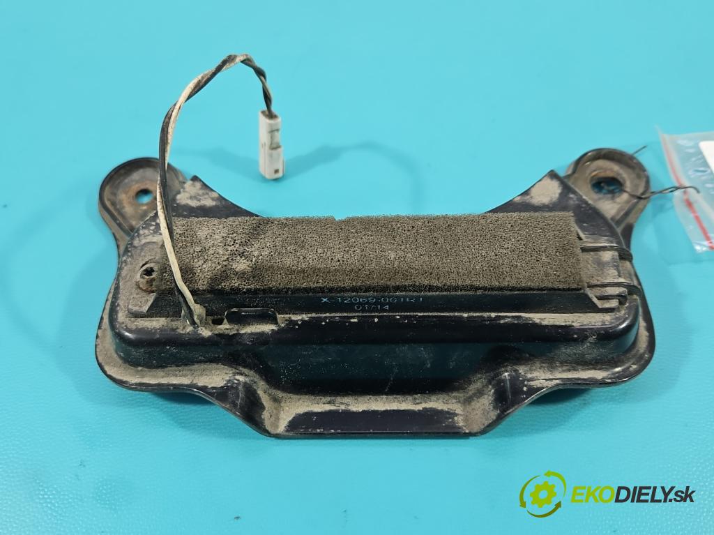 Tesla Model S 0.0b: 367hp automatic 270 kW  5- Antena 1015865-00-A