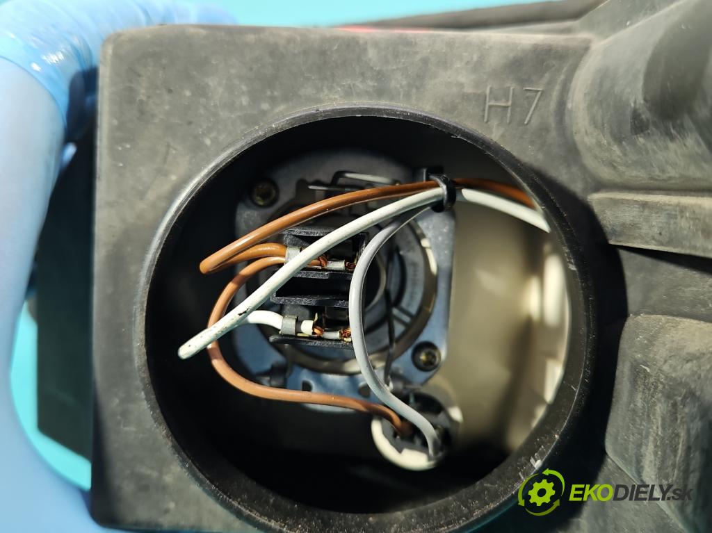 Opel Vectra B 1995-2002 1.8 16V 113 HP manual 83 kW 1796 cm3 4- Reflektor: pravý  (Pravé)