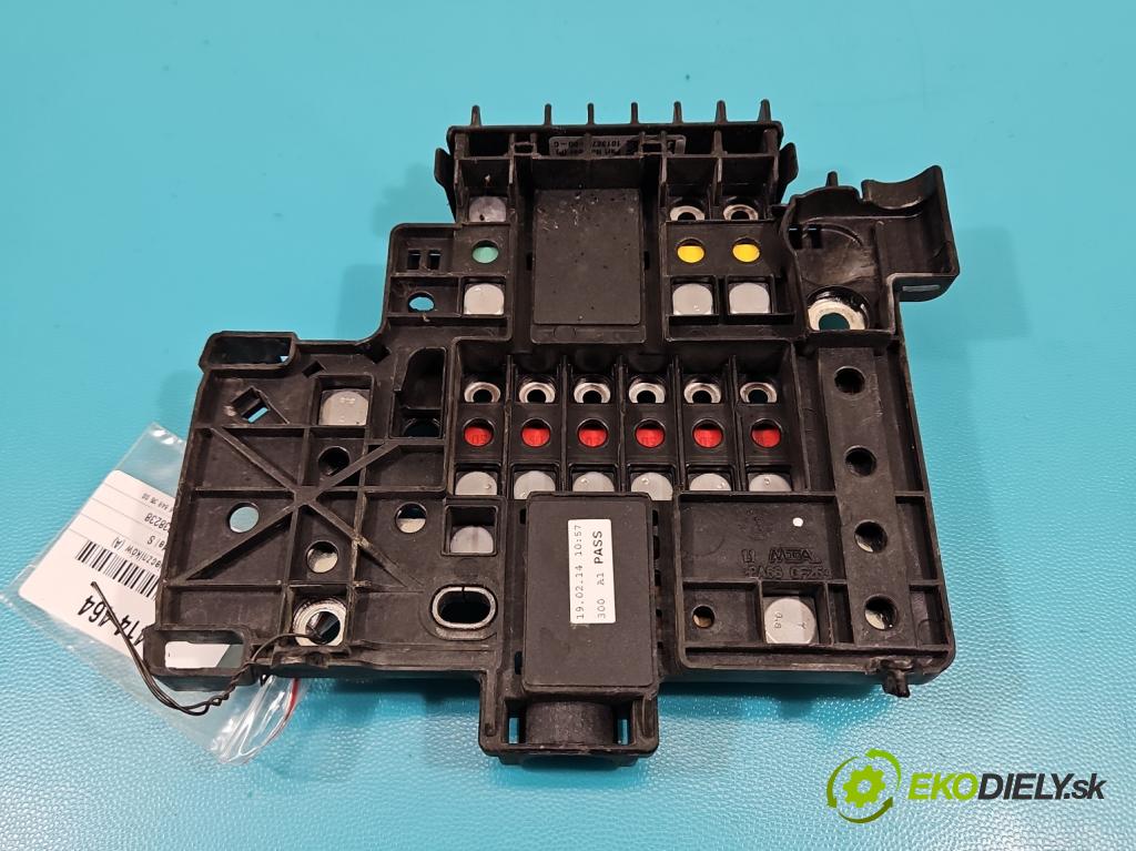 Tesla Model S 0.0b: 367hp automatic 270 kW  5- skříňka pojistková 1013272-00-E (Pojistkové skříňky)