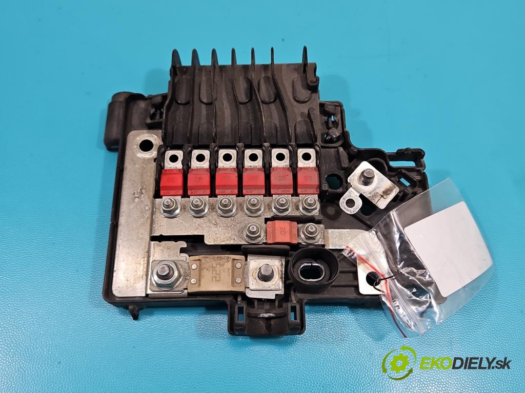 Tesla Model S 0.0b: 367hp automatic 270 kW  5- skříňka pojistková 1013272-00-E (Pojistkové skříňky)