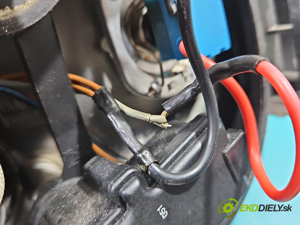 Vw Golf IV 1997-2003 1.4 16V 75 HP manual 55 kW 1390 cm3 3- Reflektor: pravý 1J1941016K (Pravé)