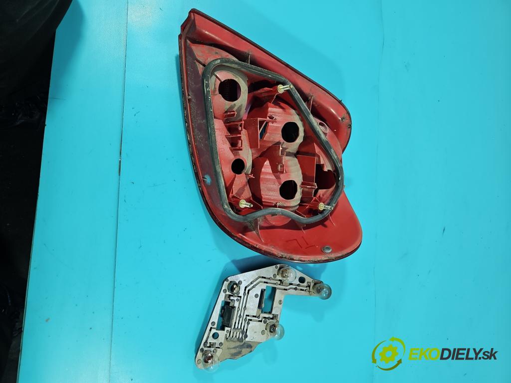 Toyota Avensis I T22 1997-2003 1.8 16V 110 HP manual 81 kW 1762 cm3 5- svetlo / reflektor zadné ľavé  (Kľučka dverí ostatné)