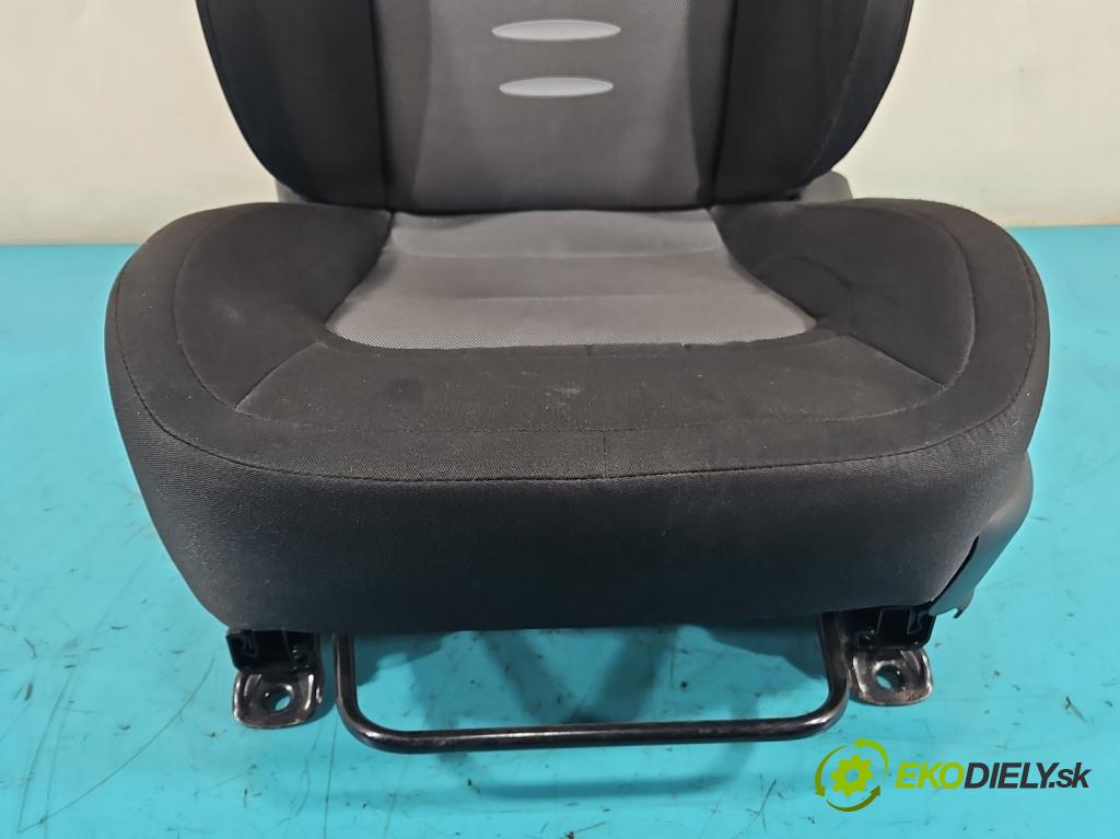 Kia Ceed II 2012-2018 1.6 CRDI 110 HP manual 81 kW 1582 cm3 5- Sedačka ľavý  (Sedačky, sedadlá)