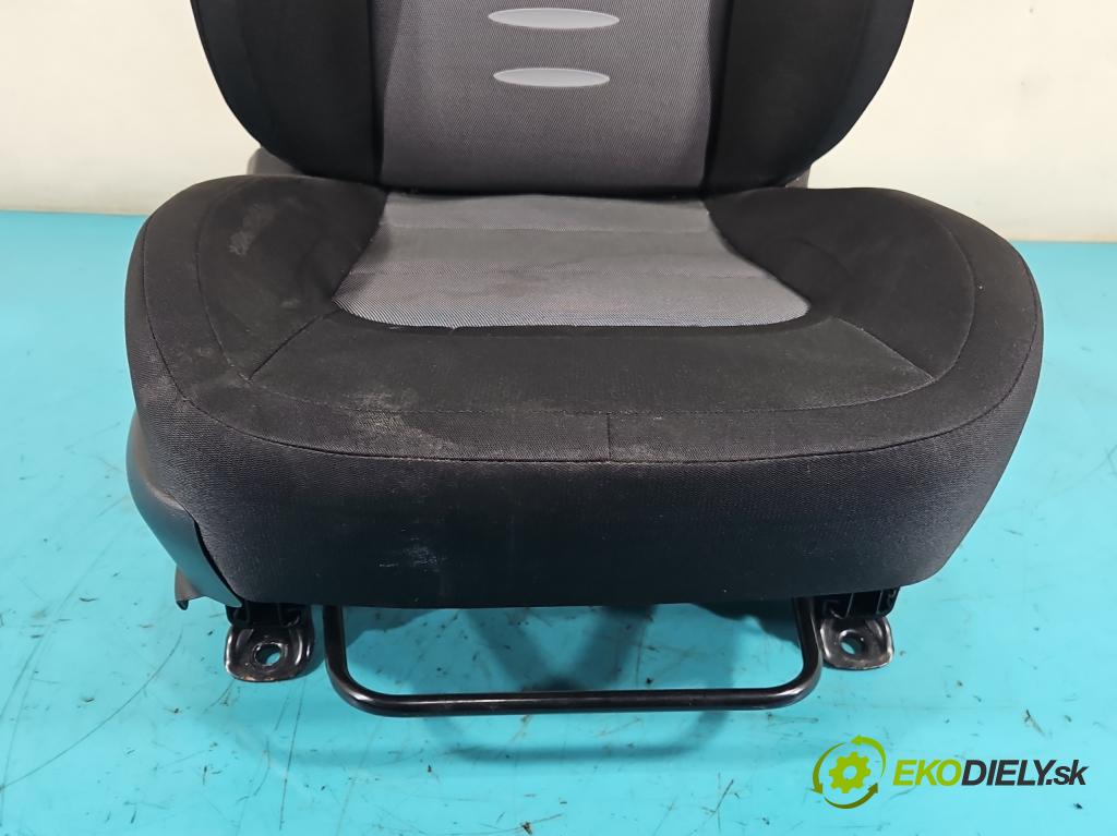 Kia Ceed II 2012-2018 1.6 CRDI 110 HP manual 81 kW 1582 cm3 5- Sedačka pravý  (Sedačky, sedadlá)