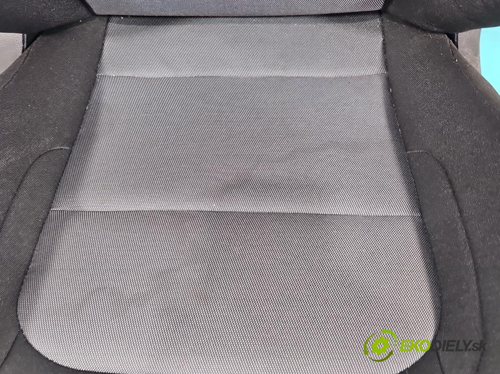 Kia Ceed II 2012-2018 1.6 CRDI 110 HP manual 81 kW 1582 cm3 5- Sedačka pravý  (Sedačky, sedadlá)