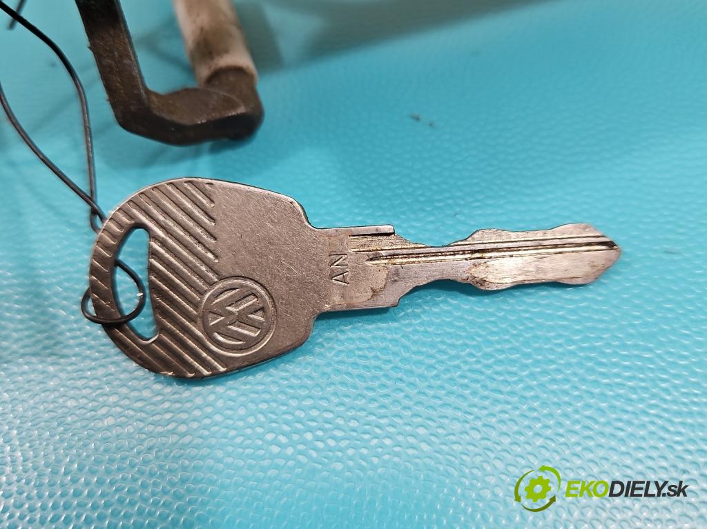 Vw Passat B3 1988-1993 1.8 90 HP manual 66 kW 1781 cm3 5- rukoväť predné ľavé mimo:  (Vonkajšie predné ľavé)