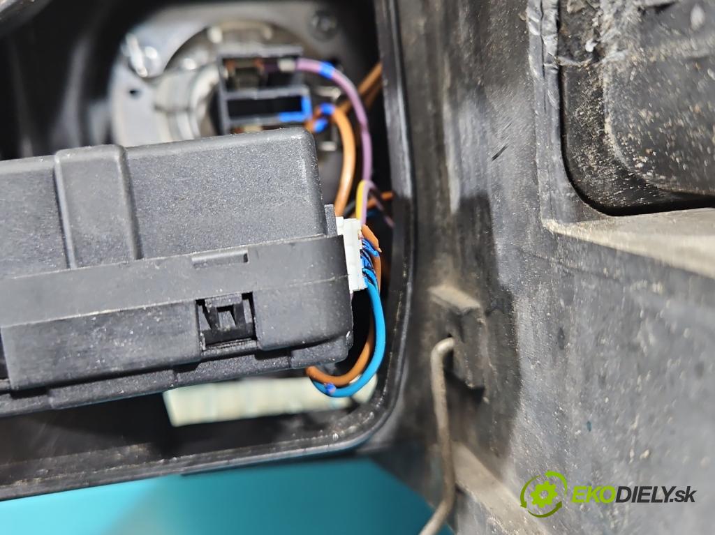 Audi A4 B6 2000-2004 1.9 TDI (AVF) 131 HP manual 96 kW 1896 cm3 4- Reflektor: pravý  (Pravé)