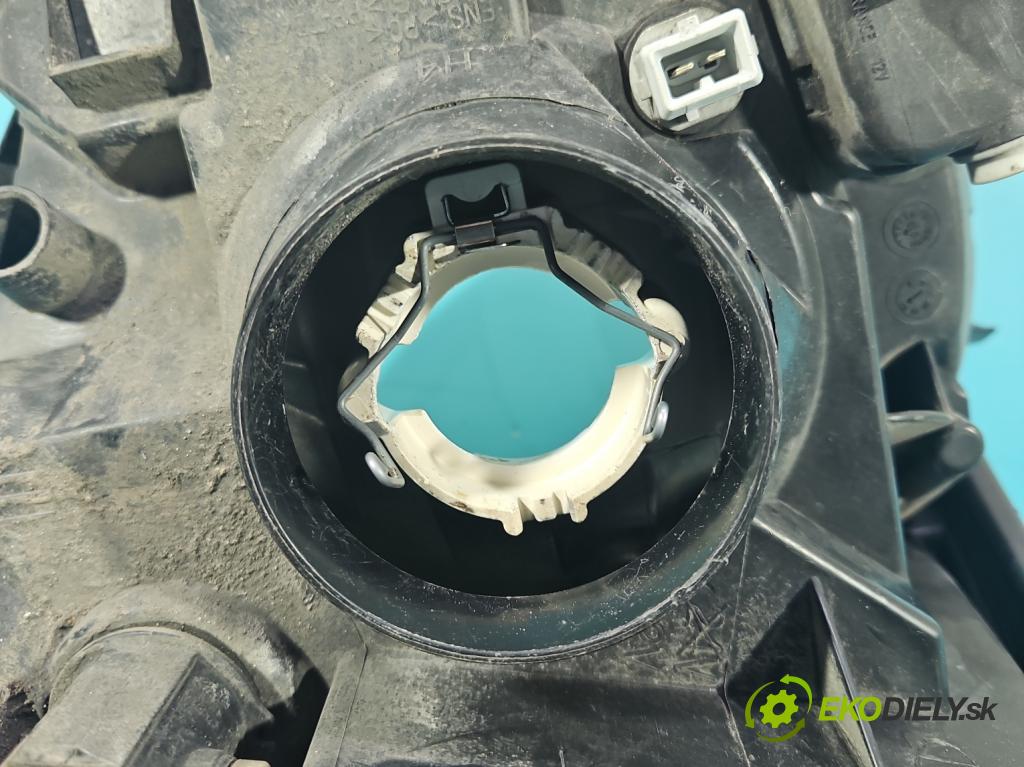 Toyota Yaris II 2005-2011 1.4 D4D 90 HP manual 66 kW 1364 cm3 5- Reflektor: pravý 89900736 (Pravé)