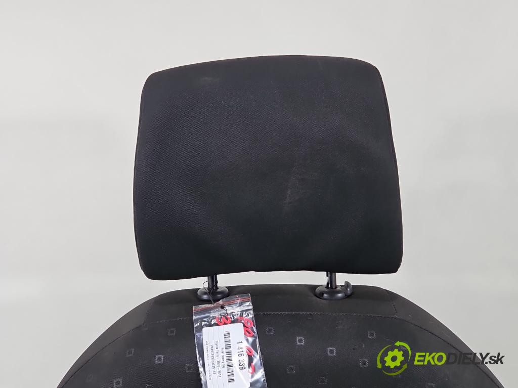 Toyota Yaris II 2005-2011 1.4 D4D 90 HP manual 66 kW 1364 cm3 5- Sedačka pravý  (Sedačky, sedadlá)