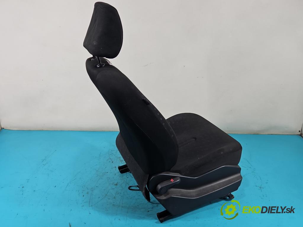 Toyota Yaris II 2005-2011 1.4 D4D 90 HP manual 66 kW 1364 cm3 5- Sedačka pravý  (Sedačky, sedadlá)
