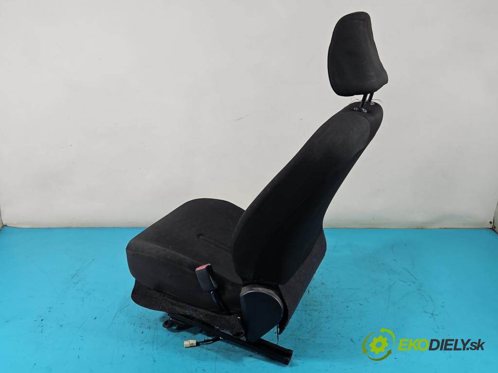 Toyota Yaris II 2005-2011 1.4 D4D 90 HP manual 66 kW 1364 cm3 5- Sedačka pravý  (Sedačky, sedadlá)
