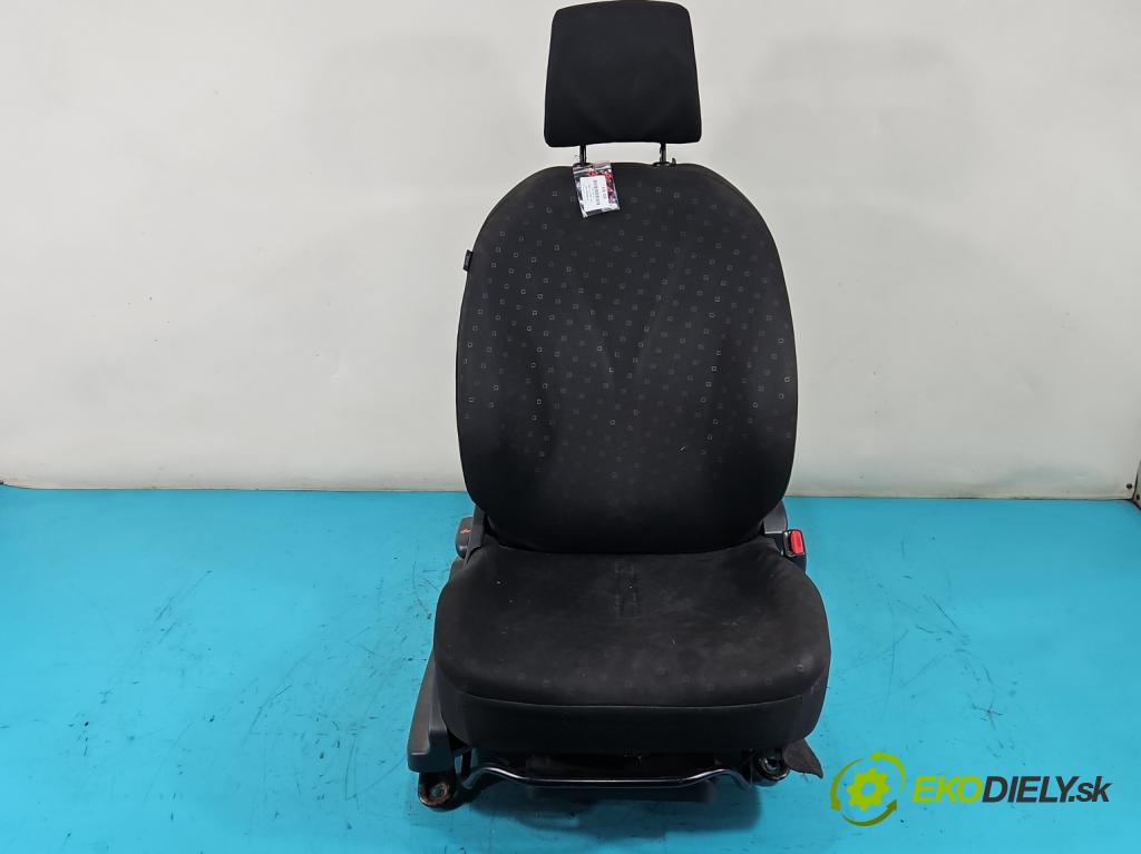 Toyota Yaris II 2005-2011 1.4 D4D 90 HP manual 66 kW 1364 cm3 5- Sedačka pravý  (Sedačky, sedadlá)