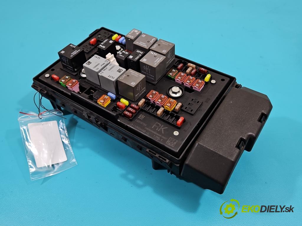 Opel Astra IV 2009-2015 1.7 CDTI 125 hp manual 92 kW 1686 cm3 5- skříňka pojistková 13318784 (Pojistkové skříňky)