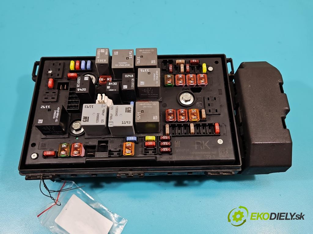 Opel Astra IV 2009-2015 1.7 CDTI 125 hp manual 92 kW 1686 cm3 5- skříňka pojistková 13318784 (Pojistkové skříňky)