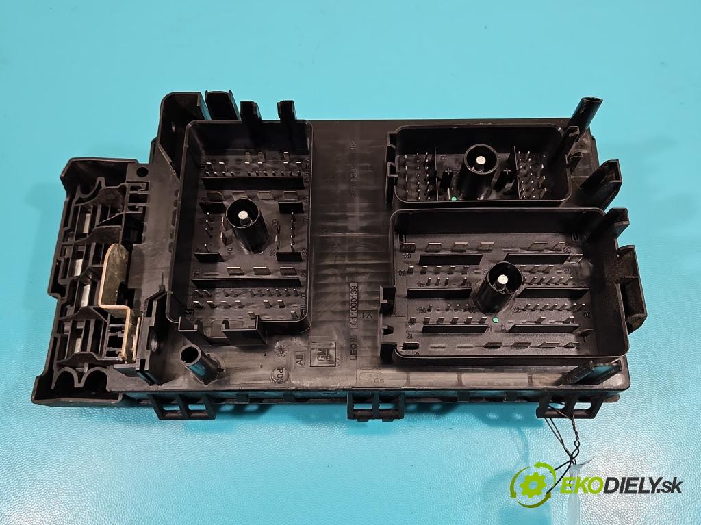 Opel Astra IV 2009-2015 1.7 CDTI 125 hp manual 92 kW 1686 cm3 5- skříňka pojistková 13318784 (Pojistkové skříňky)