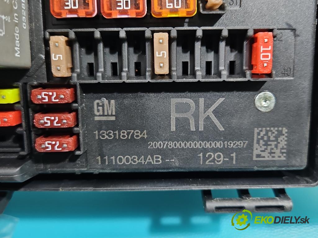 Opel Astra IV 2009-2015 1.7 CDTI 125 hp manual 92 kW 1686 cm3 5- skříňka pojistková 13318784 (Pojistkové skříňky)