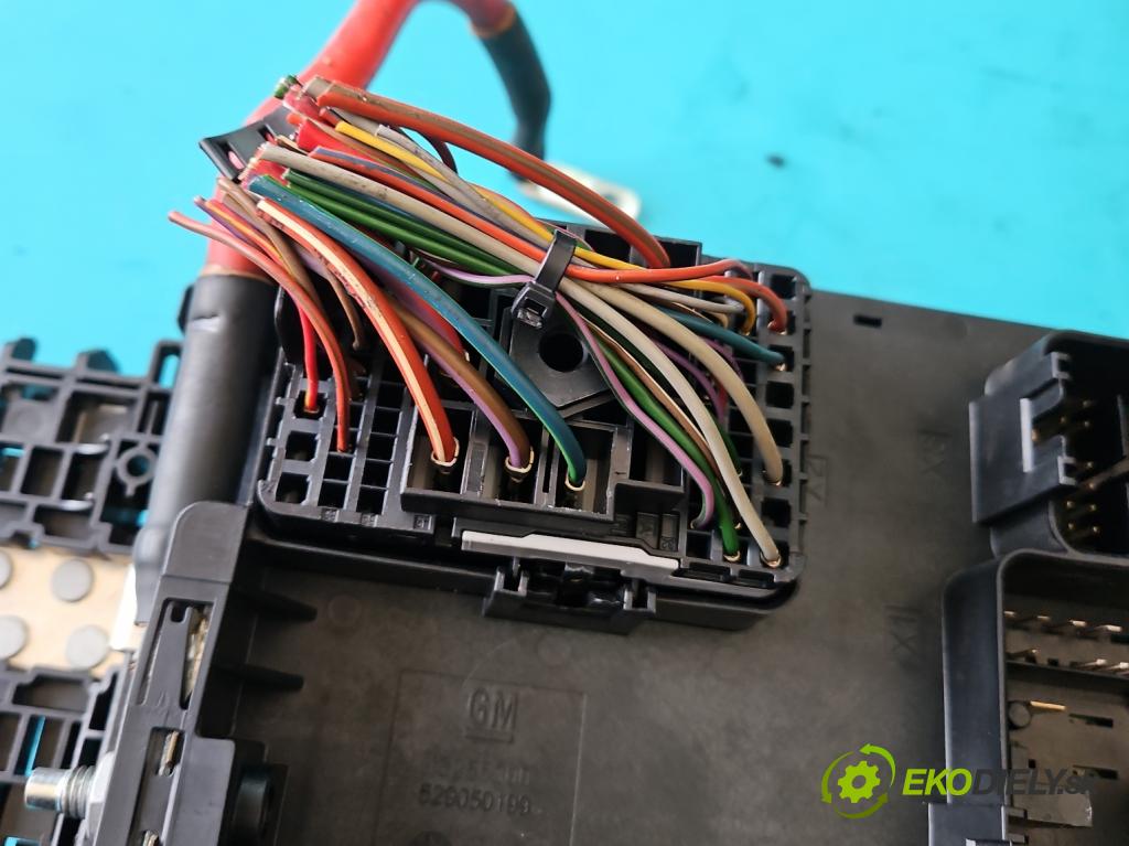 Opel Insignia A 2008-2017 2.0 CDTI 131 hp automatic 96 kW 1956 cm3 5- skříňka pojistková 13255300 (Pojistkové skříňky)