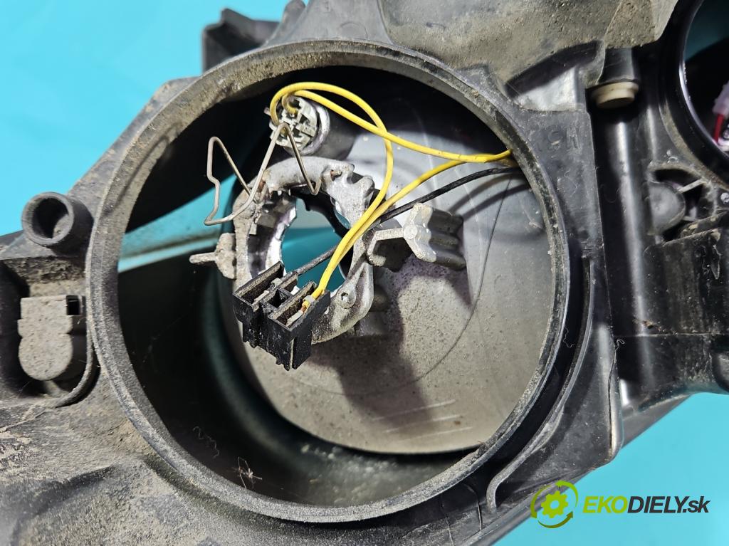 Peugeot 207 1.4b: 73 HP manual 54 kW 1360 cm3 5- Reflektor: pravý 9649986180 (Pravé)