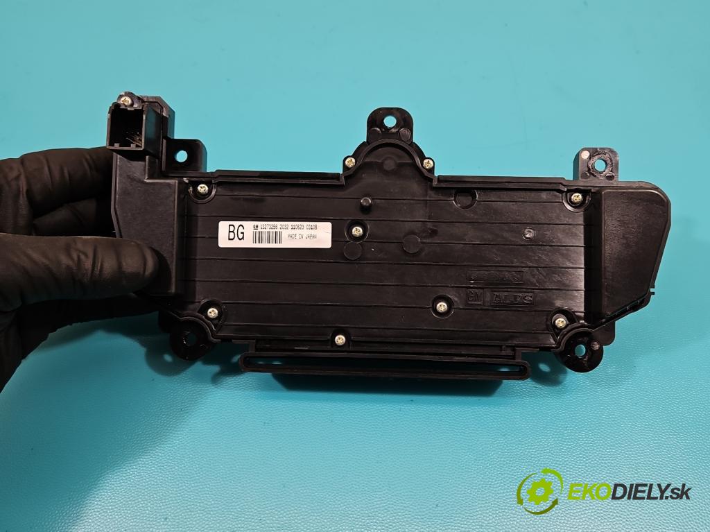 Opel Insignia A 2008-2017 2.0 CDTI 131 HP automatic 96 kW 1956 cm3 5- Radio originál 22790016