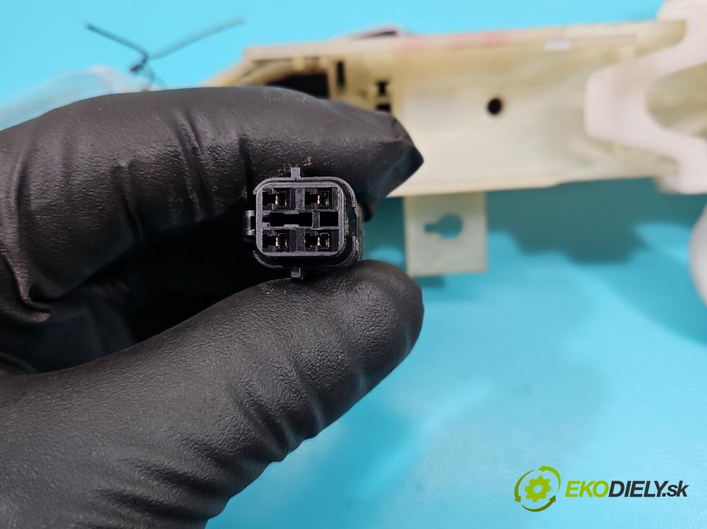 Hyundai Ix35 2.0 16V 163 HP automatic 120 kW 1998 cm3 5- rukoväť predné ľavé mimo:  (Vonkajšie predné ľavé)