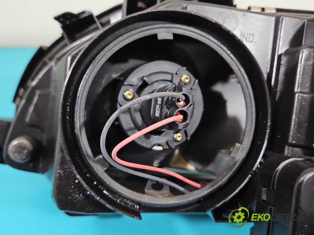 Volvo V70 II 1999-2007 2.5 tdi 140 HP manual 103 kW 2461 cm3 5- Reflektor: pravý 8620687 (Pravé)