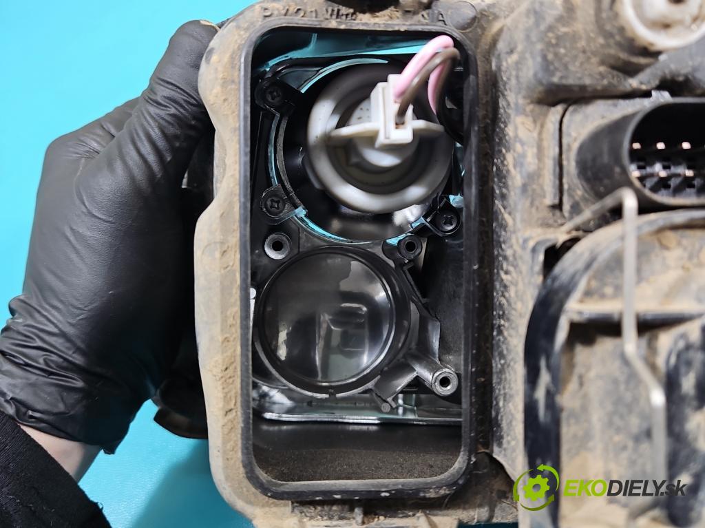 Vw Bora 1.6 SR 101 HP manual 74 kW 1600 cm3 5- Reflektor: pravý (Pravé)