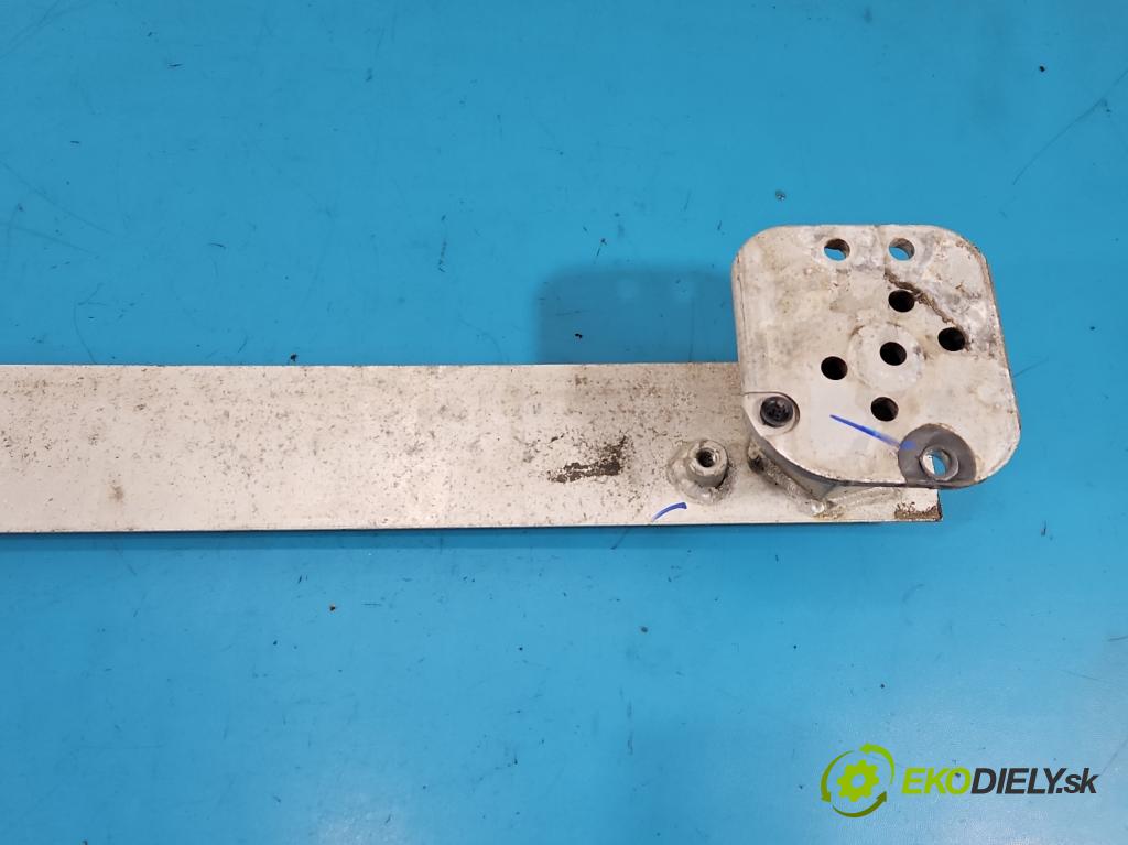 Peugeot 308 I 2007-2013 1.6 HDI 109 HP manual 80 kW 1560 cm3 3- výstuha nárazník zadné