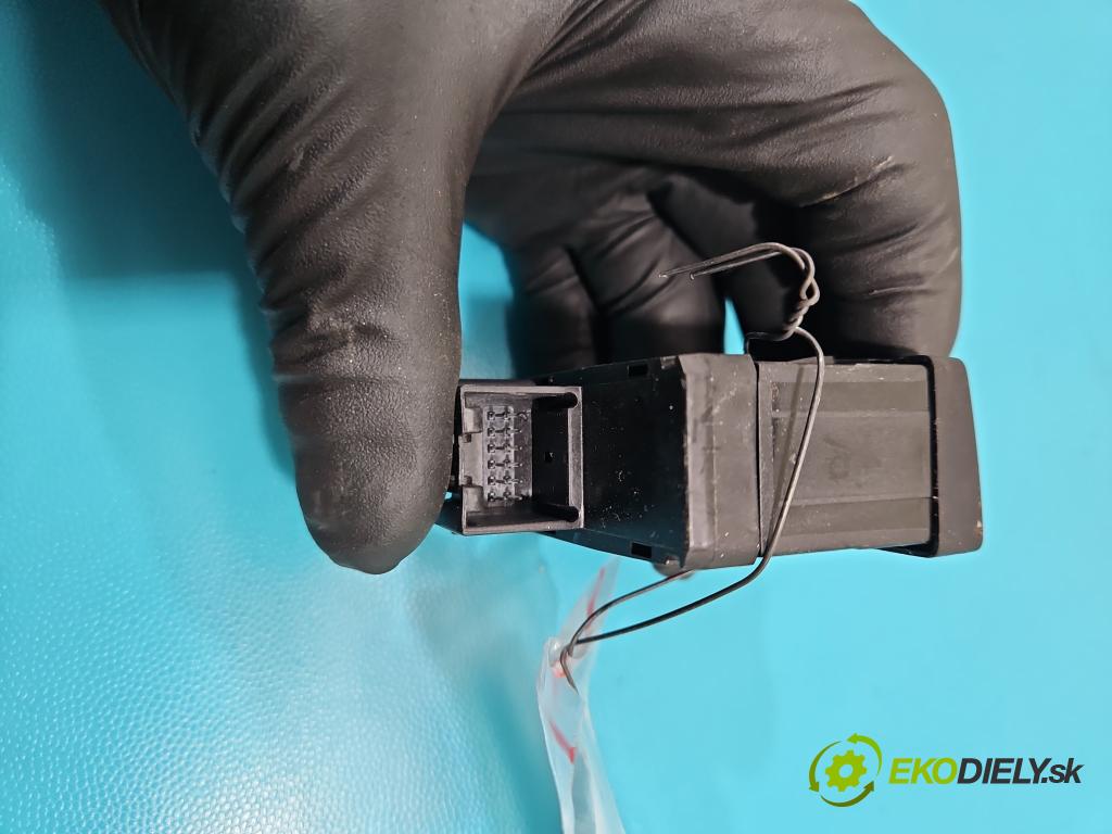 Audi Q5 2008-2016 2.0 TFSI 224hp automatic 165 kW 1984 cm3 5- prepínač brzda: ručný 8K1927225E (Prepínacie páčky pod volantom)