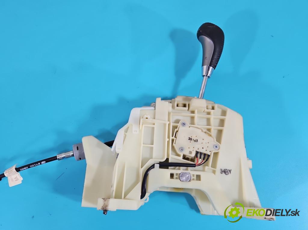 Hyundai Ix35 2.0 16V 163 HP automatic 120 kW 1998 cm3 5- Páka: Změny: stupeň,rýchlosť 46700-2SXXX (Rýchlostná páka (kulisa))