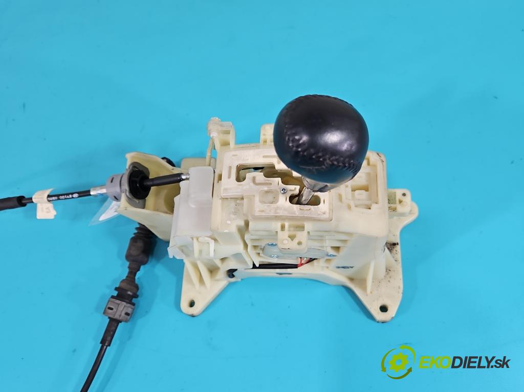 Hyundai Ix35 2.0 16V 163 HP automatic 120 kW 1998 cm3 5- Páka: Změny: stupeň,rýchlosť 46700-2SXXX (Rýchlostná páka (kulisa))