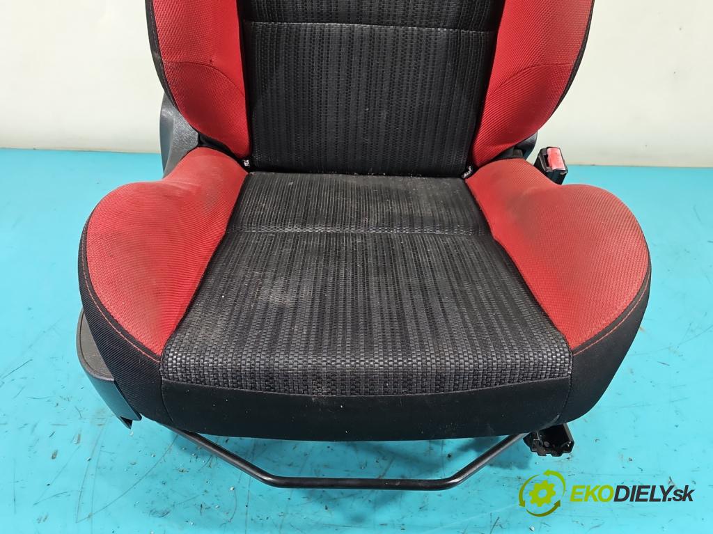 Peugeot 207 1.6 hdi 111KM manual 82 kW 1560 cm3 2- Sedačka pravý  (Sedačky, sedadlá)