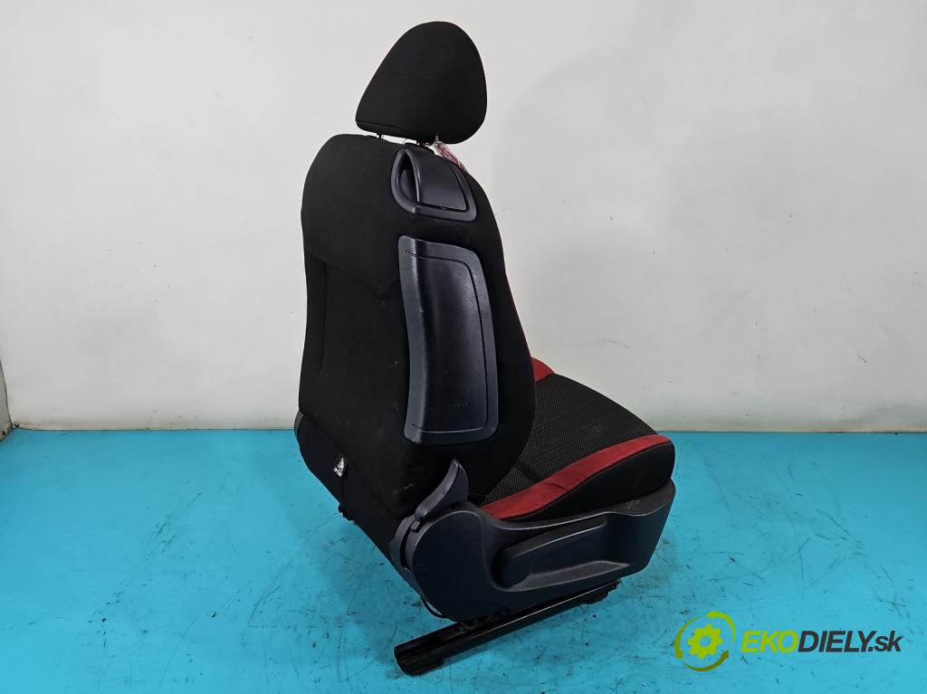 Peugeot 207 1.6 hdi 111KM manual 82 kW 1560 cm3 2- Sedačka pravý  (Sedačky, sedadlá)