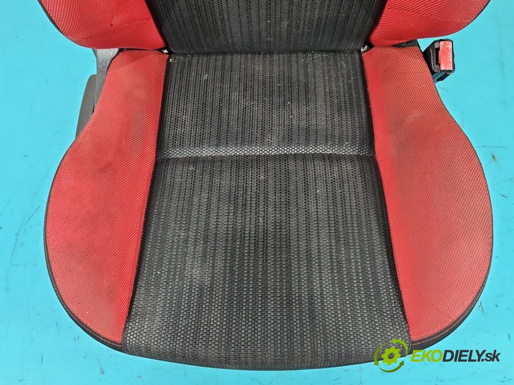 Peugeot 207 1.6 hdi 111KM manual 82 kW 1560 cm3 2- Sedačka pravý  (Sedačky, sedadlá)
