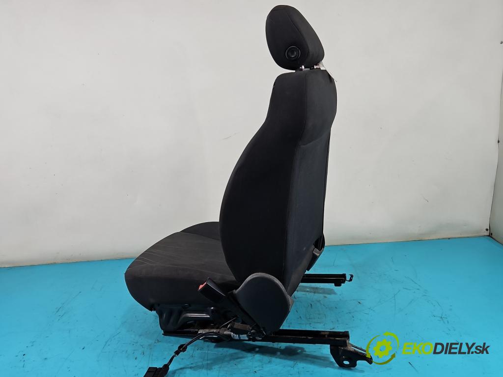 Opel Corsa D 2006-2014 1.2 16V 80 HP manual 59 kW 1229 cm3 3- Sedačka pravý  (Sedačky, sedadlá)