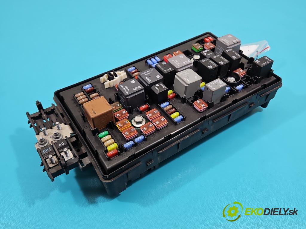 Opel Insignia A 2008-2017 2.0 cdti 160 hp manual 118 kW 1956 cm3 5- skříňka pojistková 13275882 (Pojistkové skříňky)