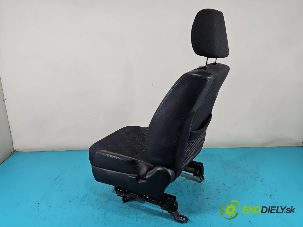 Honda CR-V II 2001-2006 2.0 16V 150 HP manual 110 kW 1998 cm3 5- Sedačka pravý  (Sedačky, sedadlá)