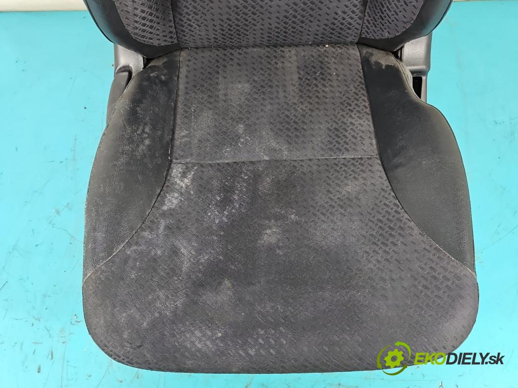Honda CR-V II 2001-2006 2.0 16V 150 HP manual 110 kW 1998 cm3 5- Sedačka pravý  (Sedačky, sedadlá)