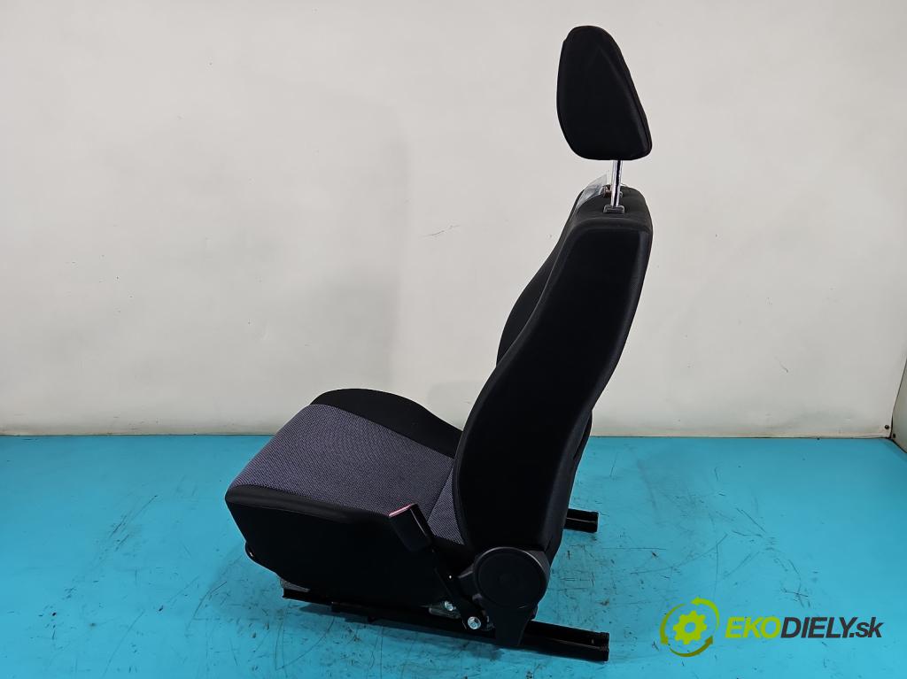 Fiat Sedici 1.9 jtd 120 HP manual 88 kW 1910 cm3 5- Sedačka pravý  (Sedačky, sedadlá)